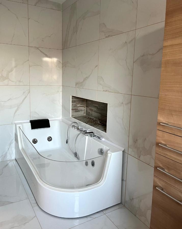 Luxe Apartments ليوتومير المظهر الخارجي الصورة
